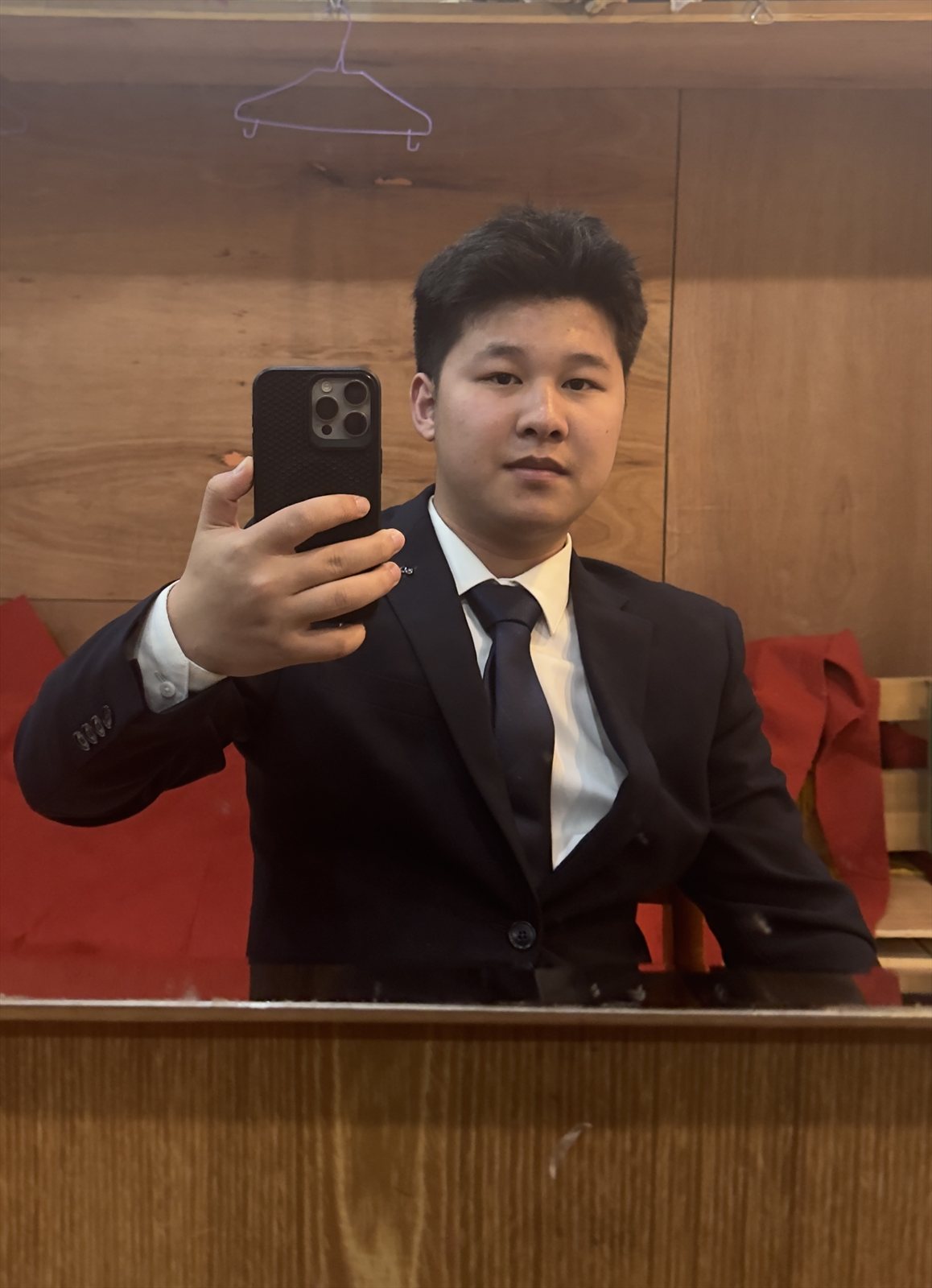 镜子中的正装生活照
